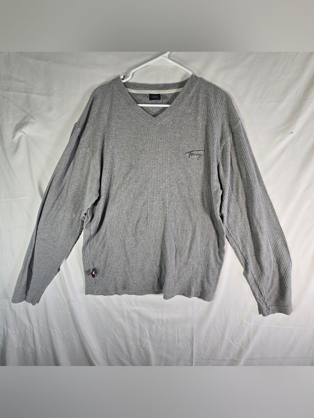 Y2K Tommy Hilfiger Men's Light Grey V-Neck Ribbed Knit Sweater